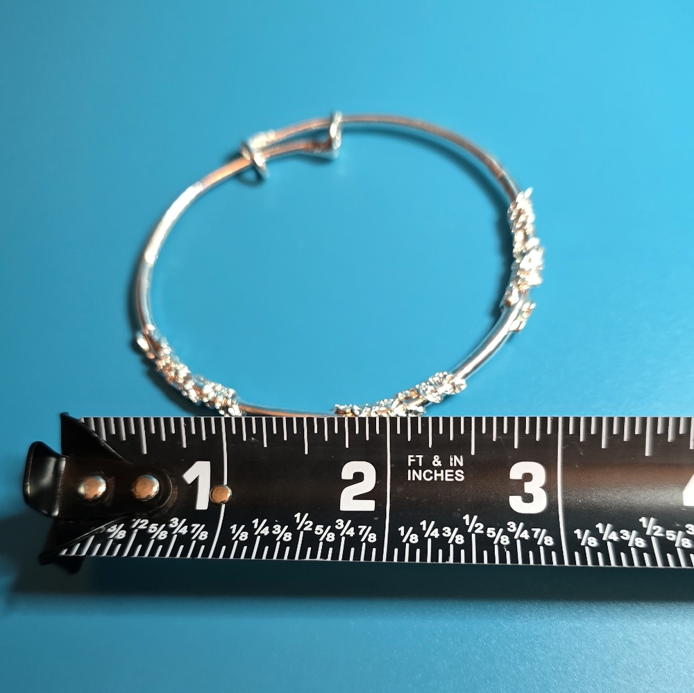 Elegant Silver Bangle Bracelet - Picture 3 of 6